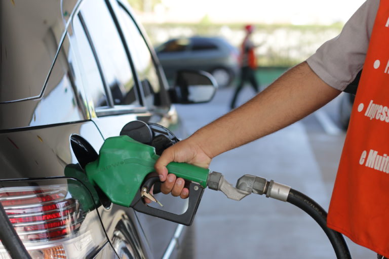Gasolina brasileira passa a ter 32�etanol a partir deste sábado (1º)