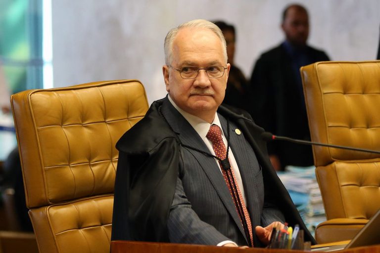 Fachin manda Mendonça, Moraes, Gonet e chefe da PF prestarem informações sobre diálogos com Vorcaro