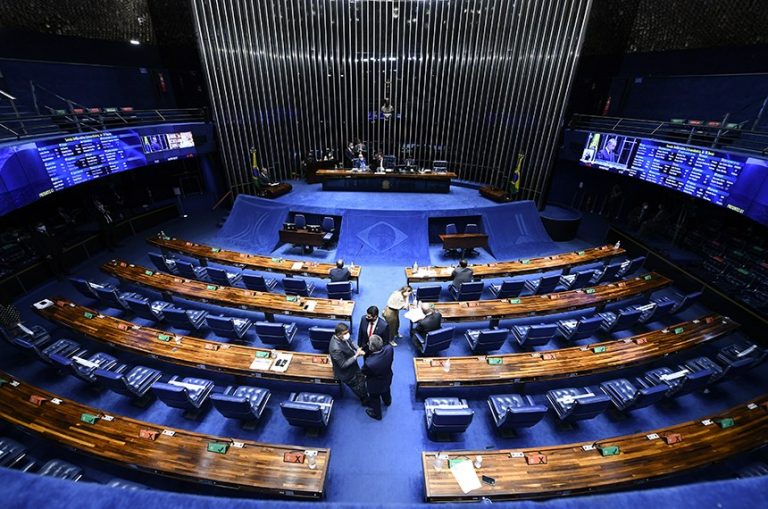 Senado aprova penas maiores em crimes contra professores e médicos