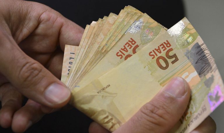 Trabalhadores nascidos em setembro e outubro recebem abono salarial