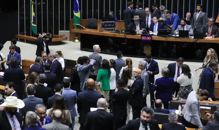 87% dos deputados federais pretendem disputar reeleição, patamar recorde