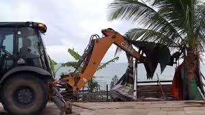 Barracas de praia irregulares são derrubadas no Pirambu, em Fortaleza