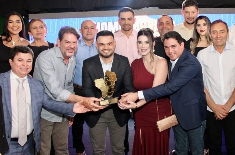 Prefeito Amaro Pereira é homenageado com Troféu Sertão de Crateús