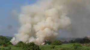 Incêndio atinge margem do Rio Acaraú em Sobral, e fumaça cobre bairros
