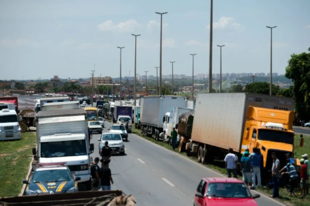 Governo aciona AGU após ameaça de paralisação dos caminhoneiros