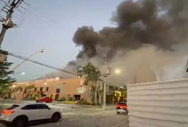Incêndio atinge shopping e lojas em Fortaleza