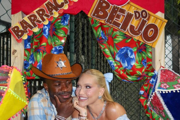Virginia Fonseca e Vini Jr. promovem festa julina e posam na barraca do beijo