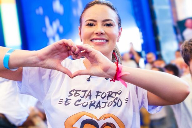 Giordanna Mano abre campanha com adesivaço em Fortaleza no primeiro dia de propaganda eleitoral